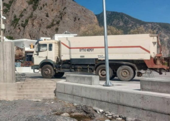 Υδροφόρες για τη μεταφορά νερού στην Αγία Ρουμέλη Σφακίων