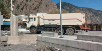 Υδροφόρες για τη μεταφορά νερού στην Αγία Ρουμέλη Σφακίων