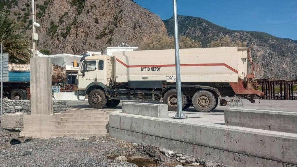 Υδροφόρες για τη μεταφορά νερού στην Αγία Ρουμέλη Σφακίων
