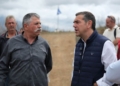 Ο Αλέξης Τσίπρας κατά την περιοδεία του στις πληγείσες περιοχές του Ρεθύμνου.
