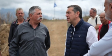 Ο Αλέξης Τσίπρας κατά την περιοδεία του στις πληγείσες περιοχές του Ρεθύμνου.