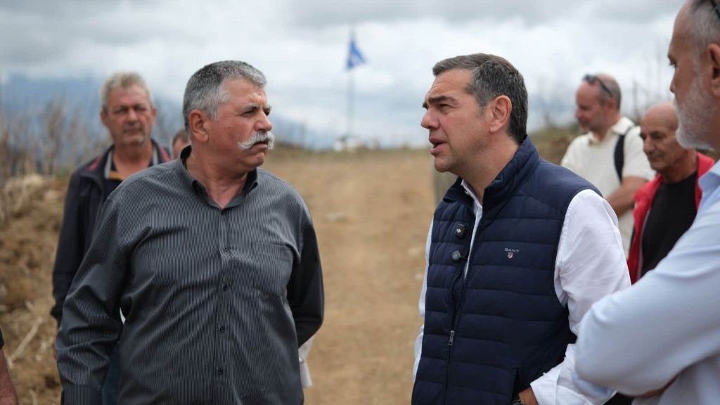 Ο Αλέξης Τσίπρας κατά την περιοδεία του στις πληγείσες περιοχές του Ρεθύμνου.