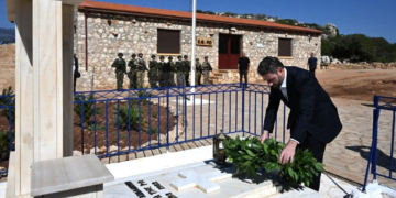 Νίκος Ανδρουλάκης καταθέτει στεφάνι στο μνημείο της Κυράς της Ρω.