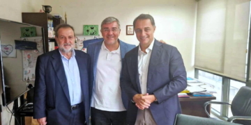 Μάξιμος Σενετάκης και εκπρόσωποι του Δήμου Μινώα Πεδιάδας σε συνάντηση για έργα ύδρευσης στο ΥΠΕΝ.