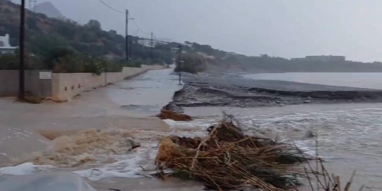 Προβλήματα στο οδικό δίκτυο Ιεράπετρας προς Μακρύ Γιαλό από τις ισχυρές βροχοπτώσεις