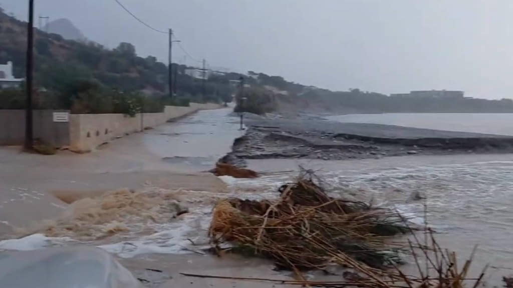 Προβλήματα στο οδικό δίκτυο Ιεράπετρας προς Μακρύ Γιαλό από τις ισχυρές βροχοπτώσεις