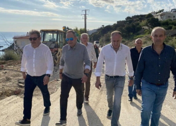 Γιάννης Πλακιωτάκης και Μανώλης Φραγκούλης κατά την επίσκεψη στις πληγείσες περιοχές της Ιεράπετρας.