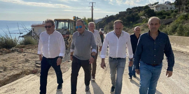 Γιάννης Πλακιωτάκης και Μανώλης Φραγκούλης κατά την επίσκεψη στις πληγείσες περιοχές της Ιεράπετρας.