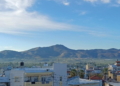 Πανοραμική άποψη της Μεσαράς στην Κρήτη με ηλιοφάνεια και καθαρό ουρανό.
