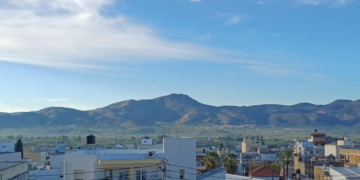 Πανοραμική άποψη της Μεσαράς στην Κρήτη με ηλιοφάνεια και καθαρό ουρανό.