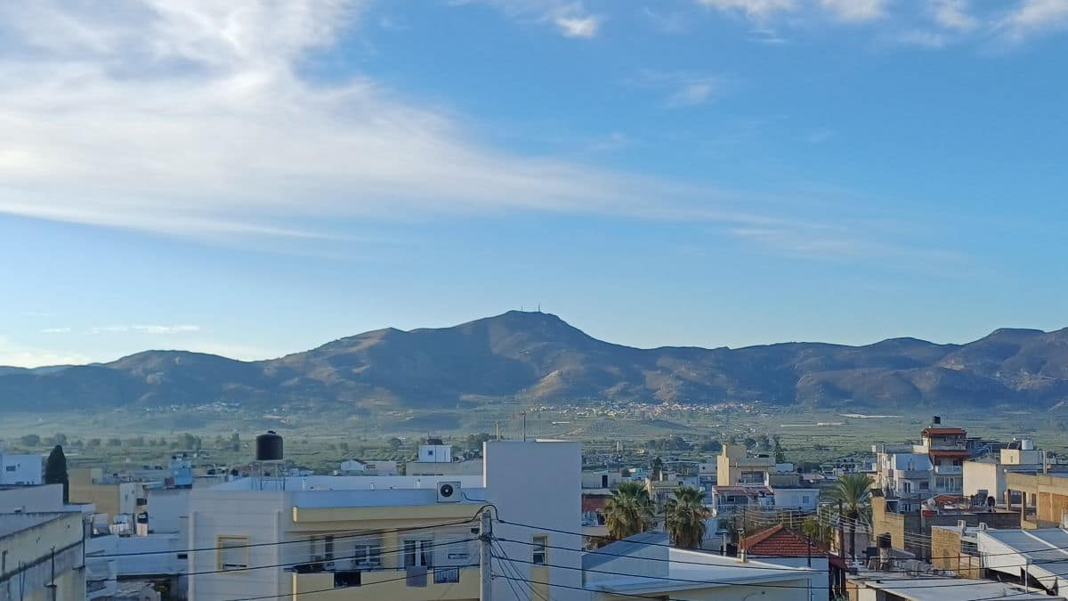 Πανοραμική άποψη της Μεσαράς στην Κρήτη με ηλιοφάνεια και καθαρό ουρανό.