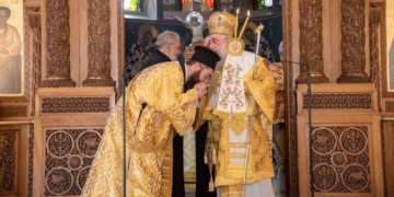 Ο Αρχιεπίσκοπος Κρήτης Ευγένιος κατά τις χειροτονίες δύο νέων διακόνων στο Ηράκλειο.